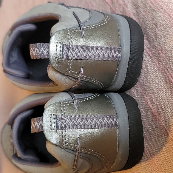 Clarks - Picture 3 of 8